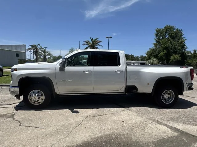 Used 2024 Iridescent Pearl Tricoat Chevrolet LTZ image 9
