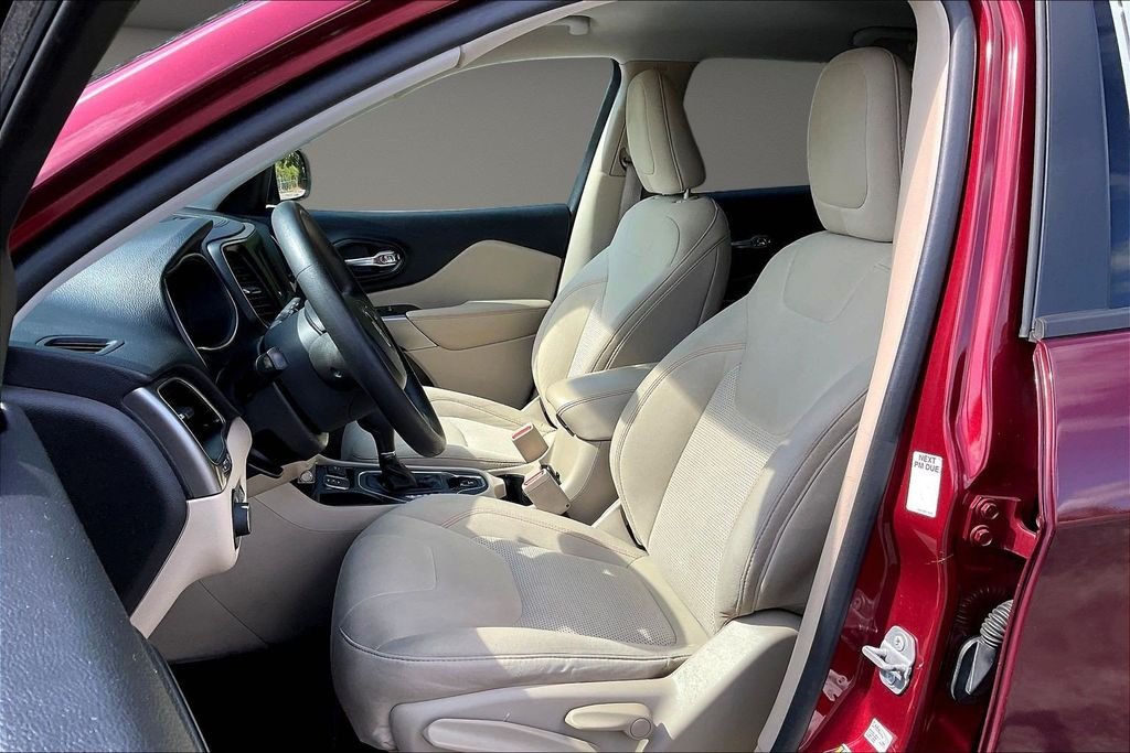 Used 2020 Red Jeep Latitude image 24