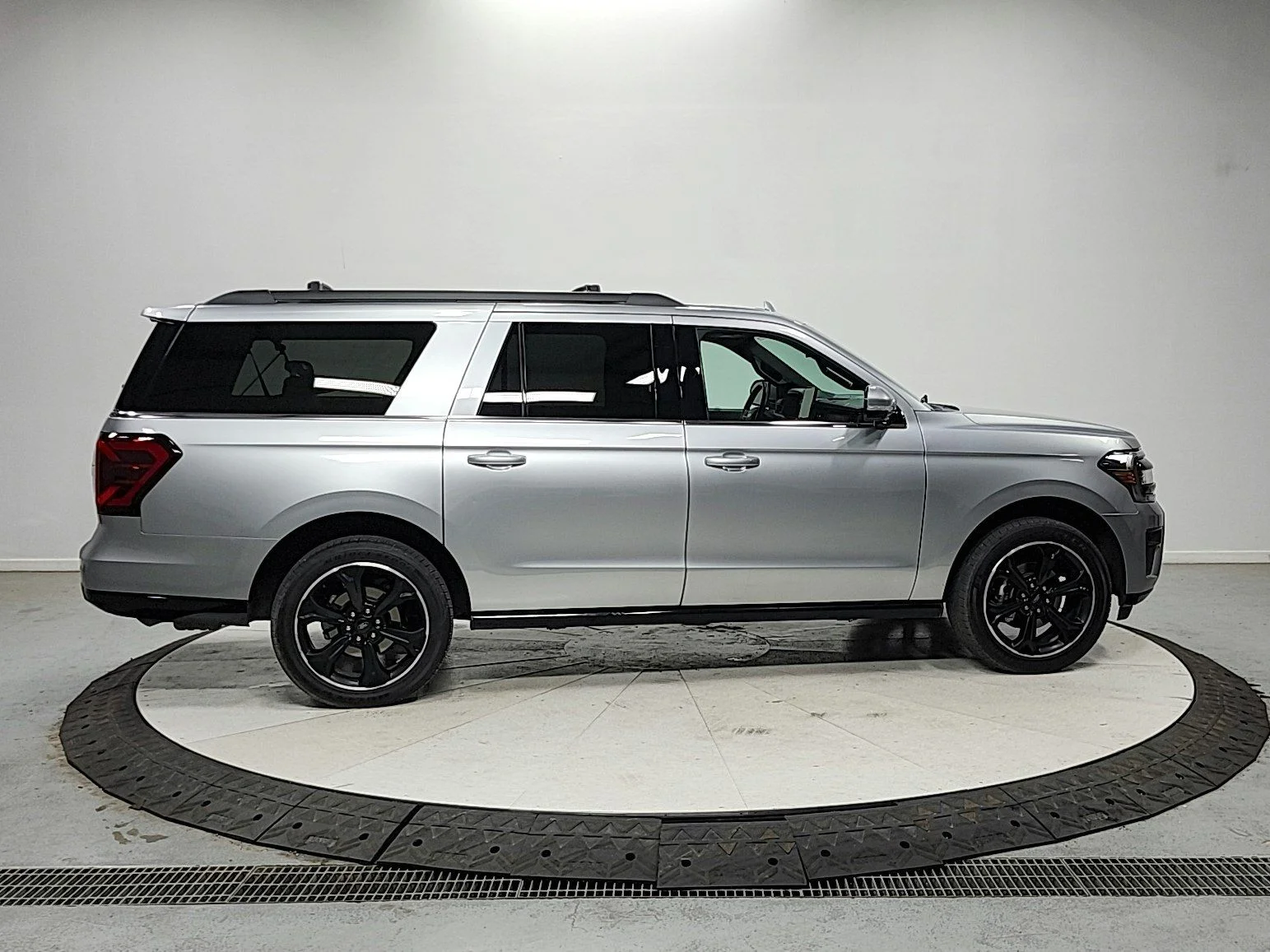 Used 2024 Silver Ford Limited image 8