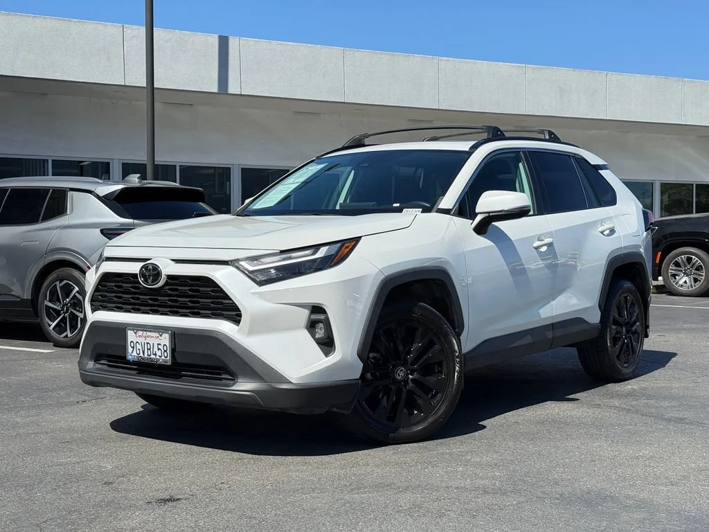 Used 2023  Toyota XLE Premium image 2
