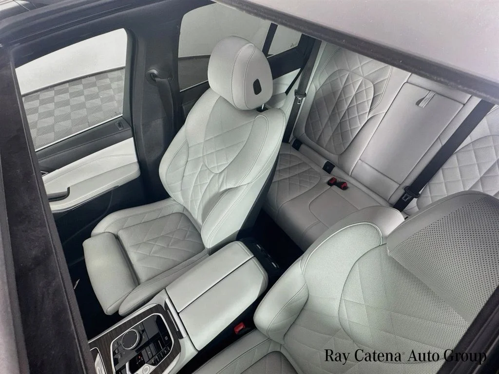 Used 2024 Gray BMW xDrive40i image 22