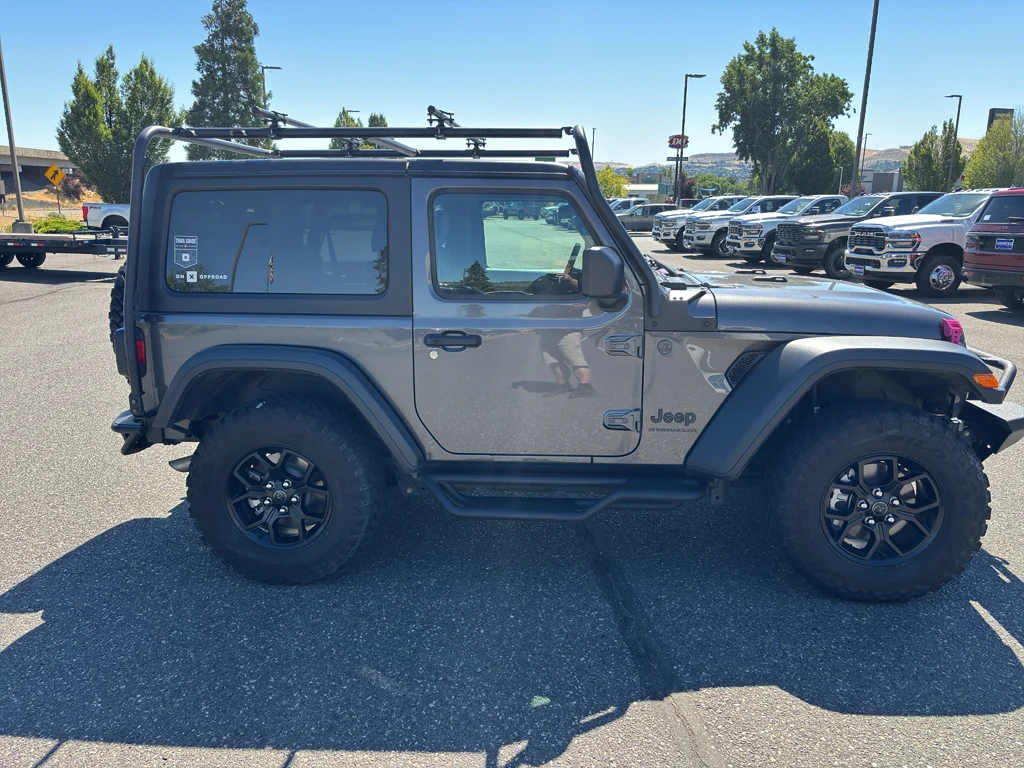 Used 2025 Granite Crystal Metallic Clearcoat Jeep Willys image 5