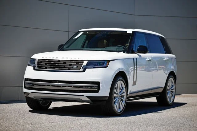 2026 Land Rover Range Rover 3.0 SE LWB 7's photo