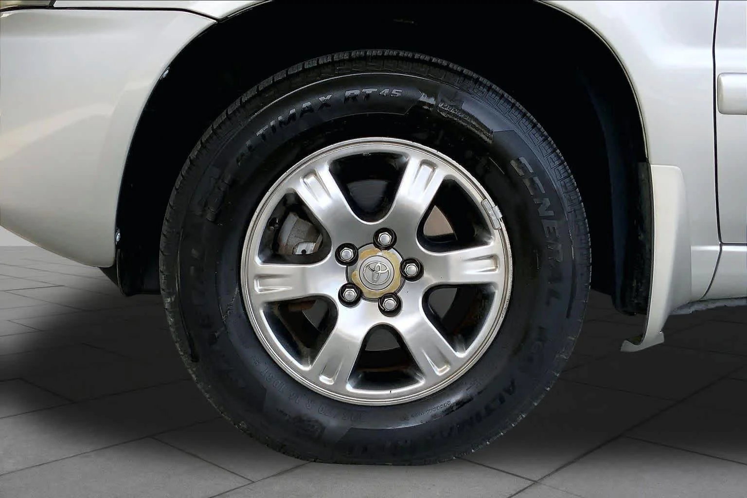 Used 2007 Millenium Silver Metallic Toyota  image 10