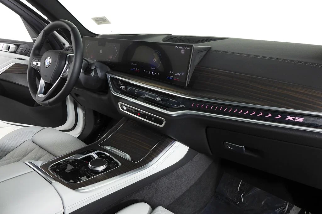 Used 2026 White BMW sDrive40i image 13
