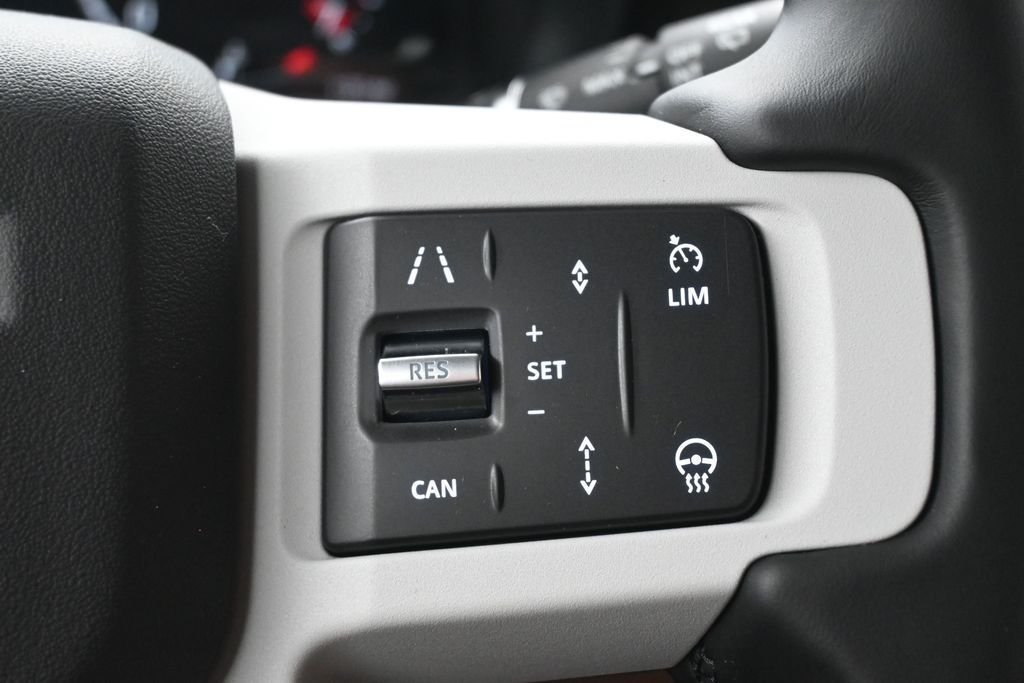 New 2026 White Land Rover X-Dynamic SE image 19