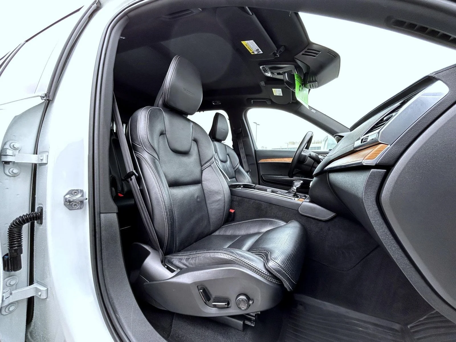 Used 2019 White Volvo T6 Inscription image 15