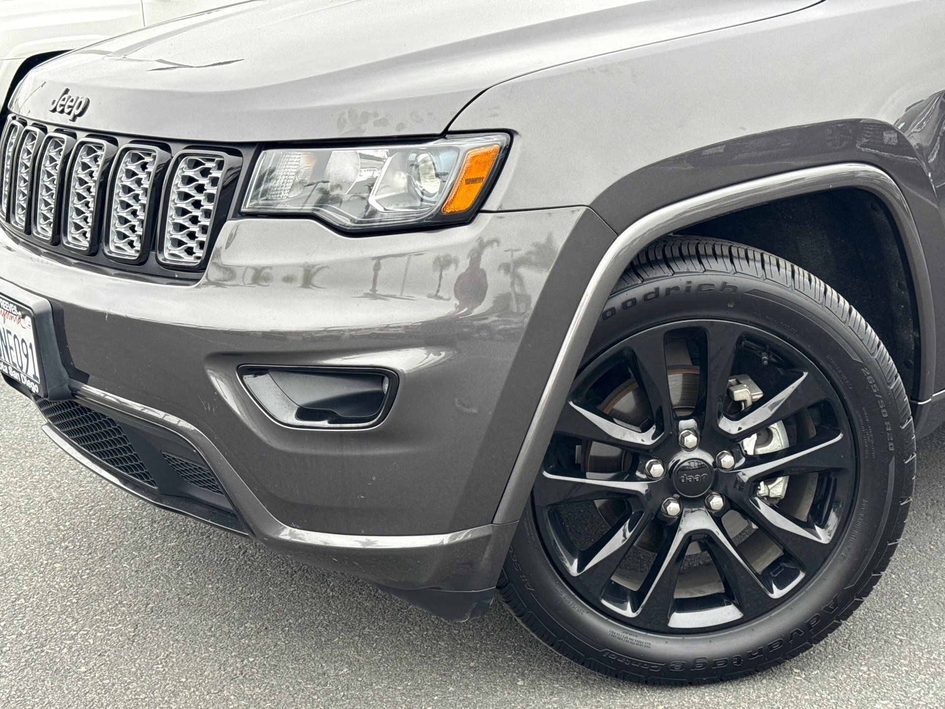 Used 2019 Granite Crystal Metallic Clearcoat Jeep Altitude image 3