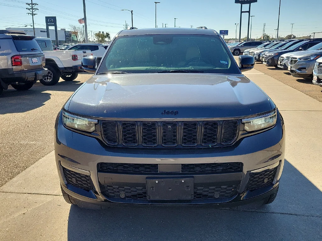 Used 2025  Jeep Limited image 3