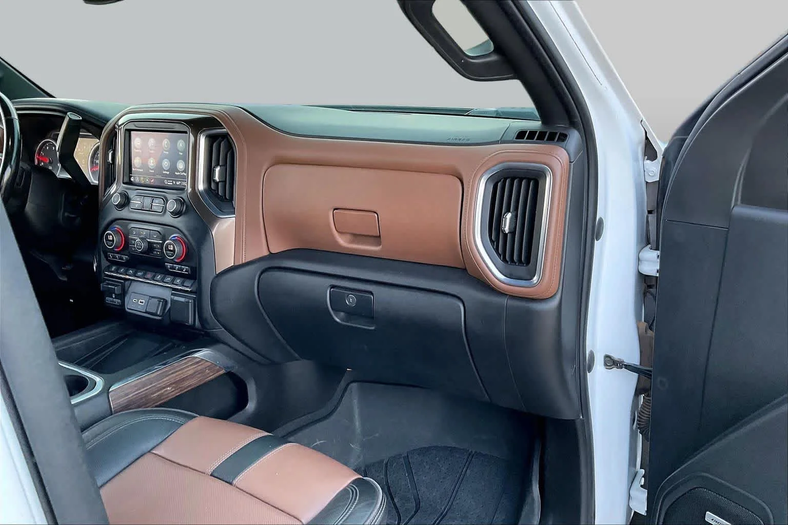 Used 2022 Iridescent Pearl Tricoat Chevrolet High Country image 16