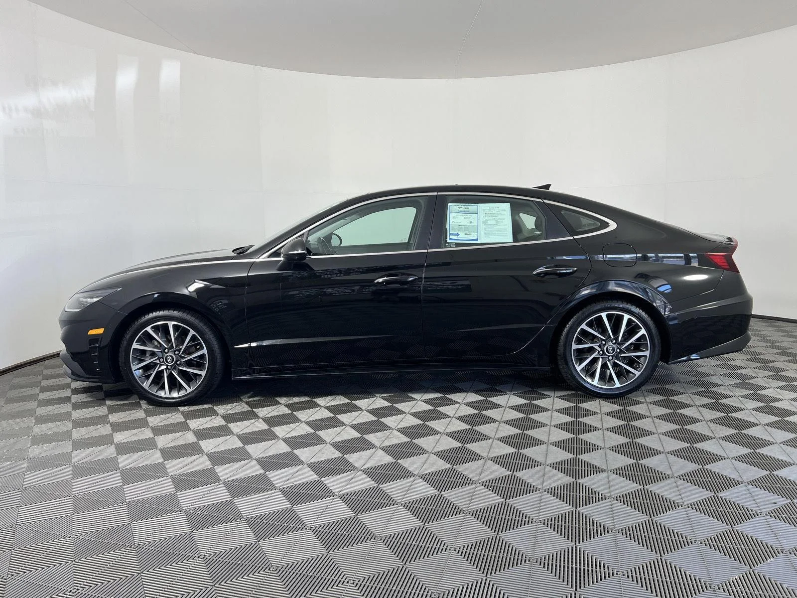 Used 2022 Phantom Black Hyundai Limited image 6