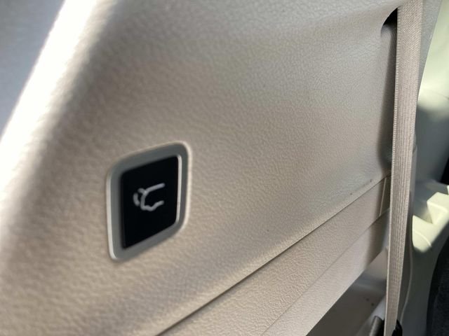 Used 2023 Silver Chrysler LX image 6