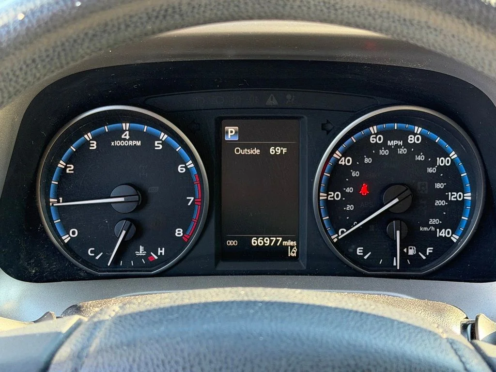 Used 2018 Red Toyota LE image 31