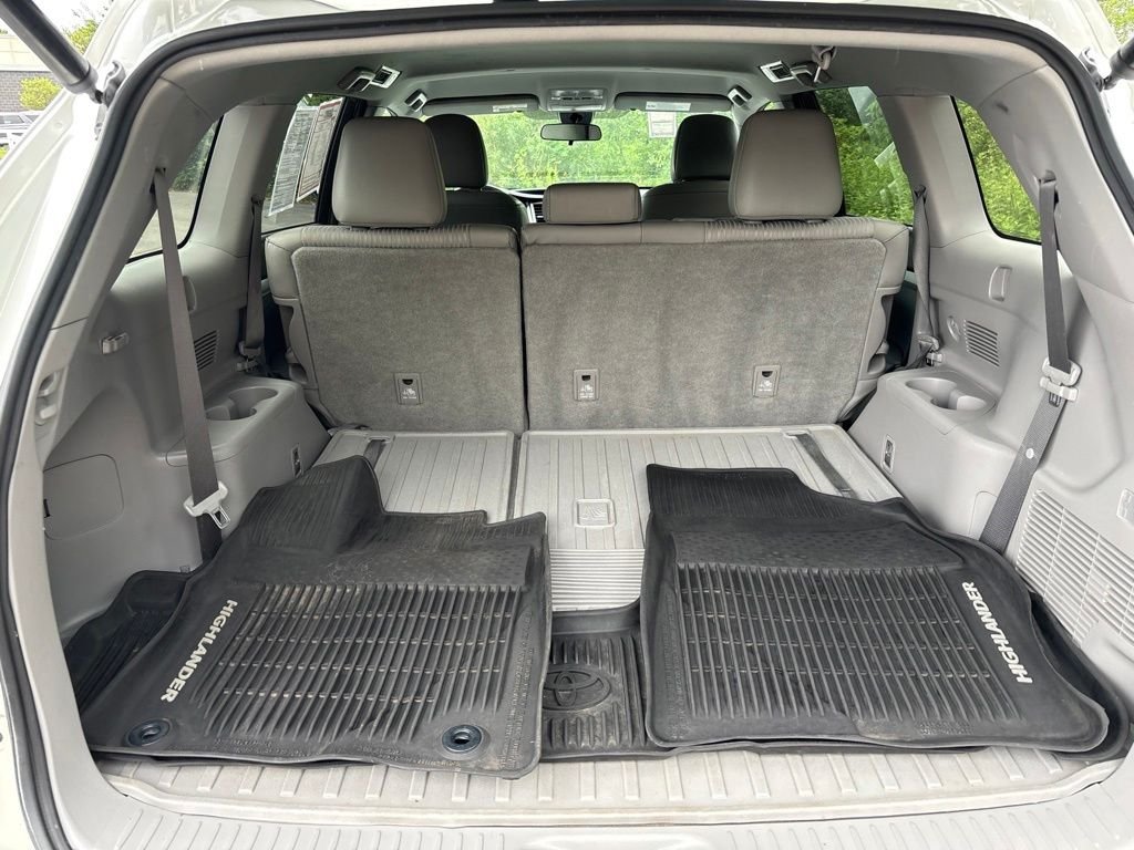 Used 2018 White Toyota LE image 14