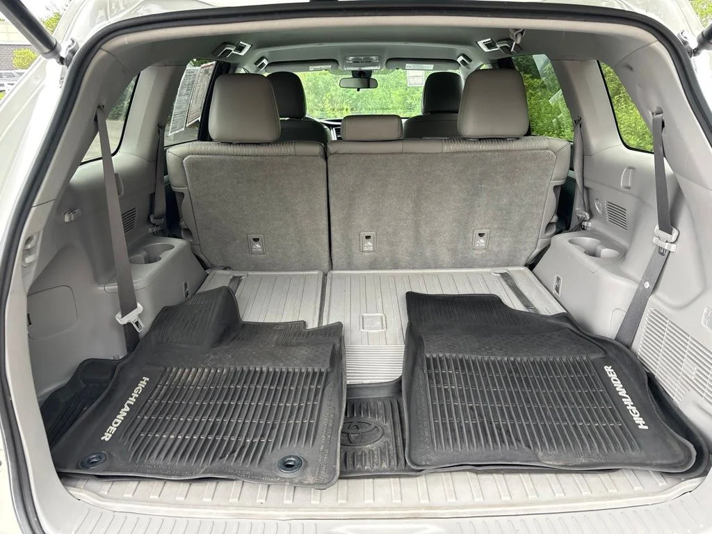 Used 2018 White Toyota LE image 14