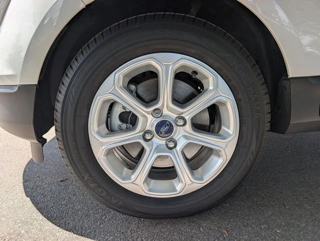 Used 2018 White Platinum Clearcoat Metallic Ford SE image 7