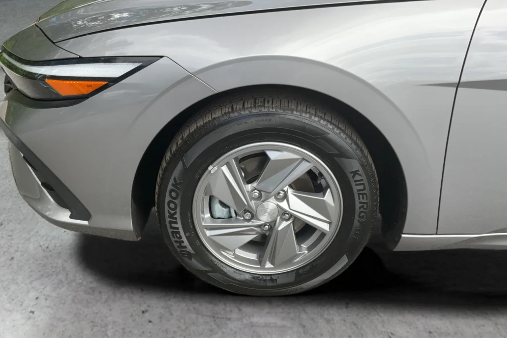 2024 Hyundai Elantra SE - Photo 24