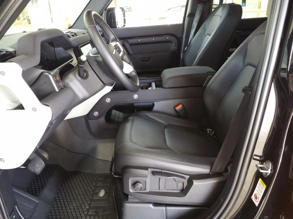 New 2023 Santorini Black LAND ROVER S image 7