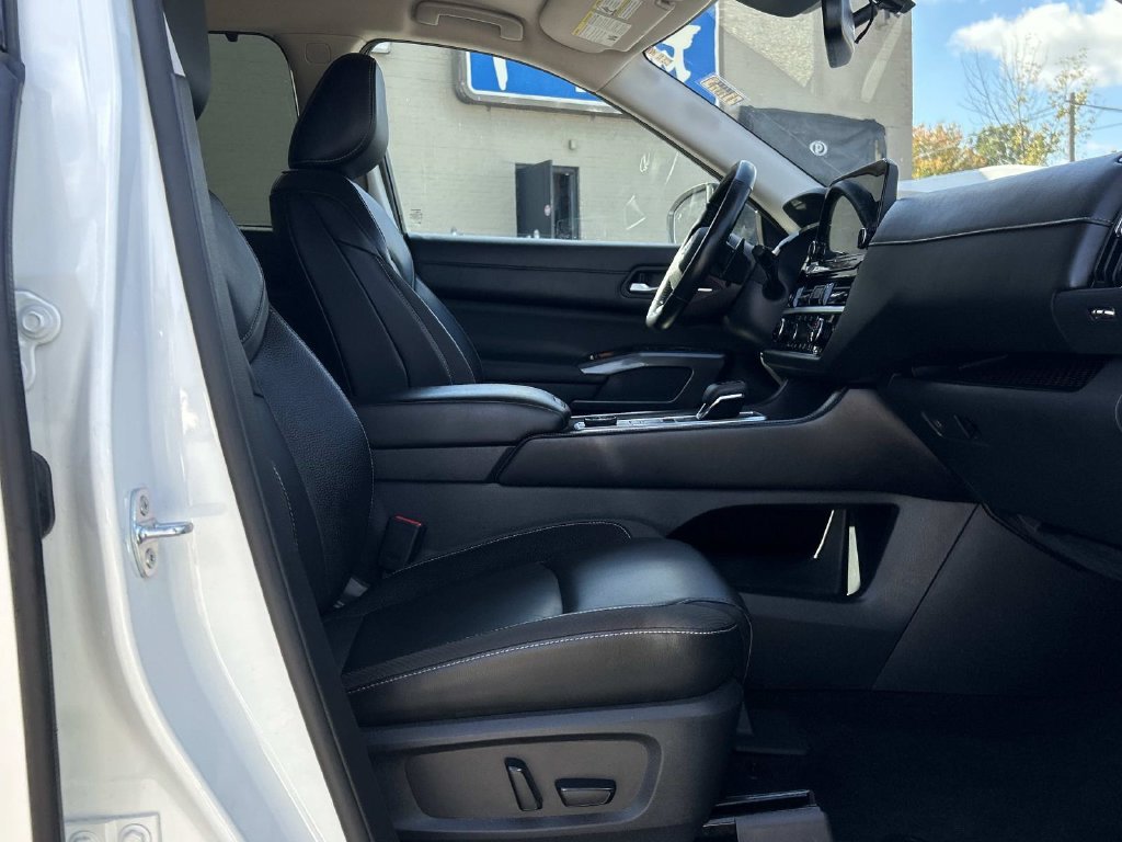 Used 2022 White Nissan SL image 17