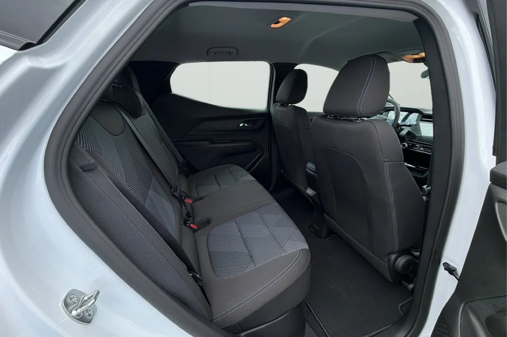New 2027 Summit White Chevrolet LT image 12