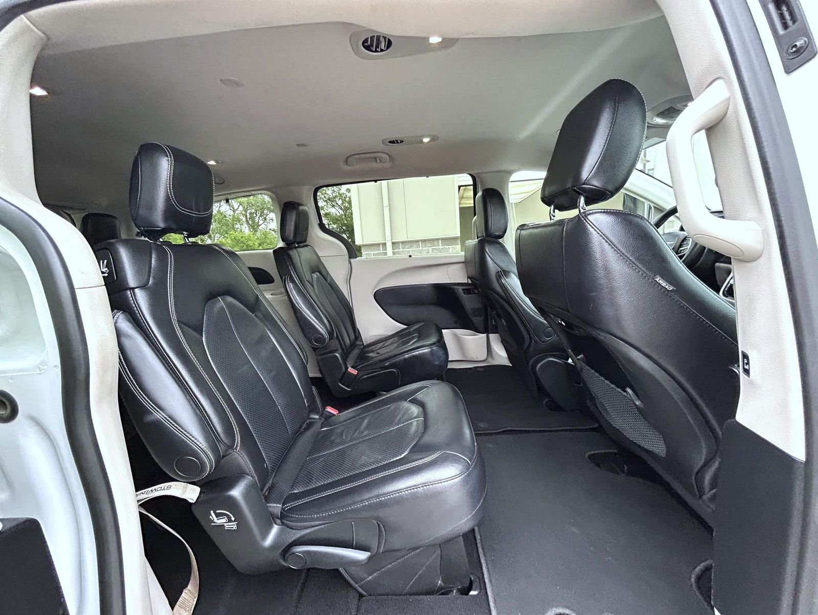 Used 2022 White Chrysler Touring L image 17