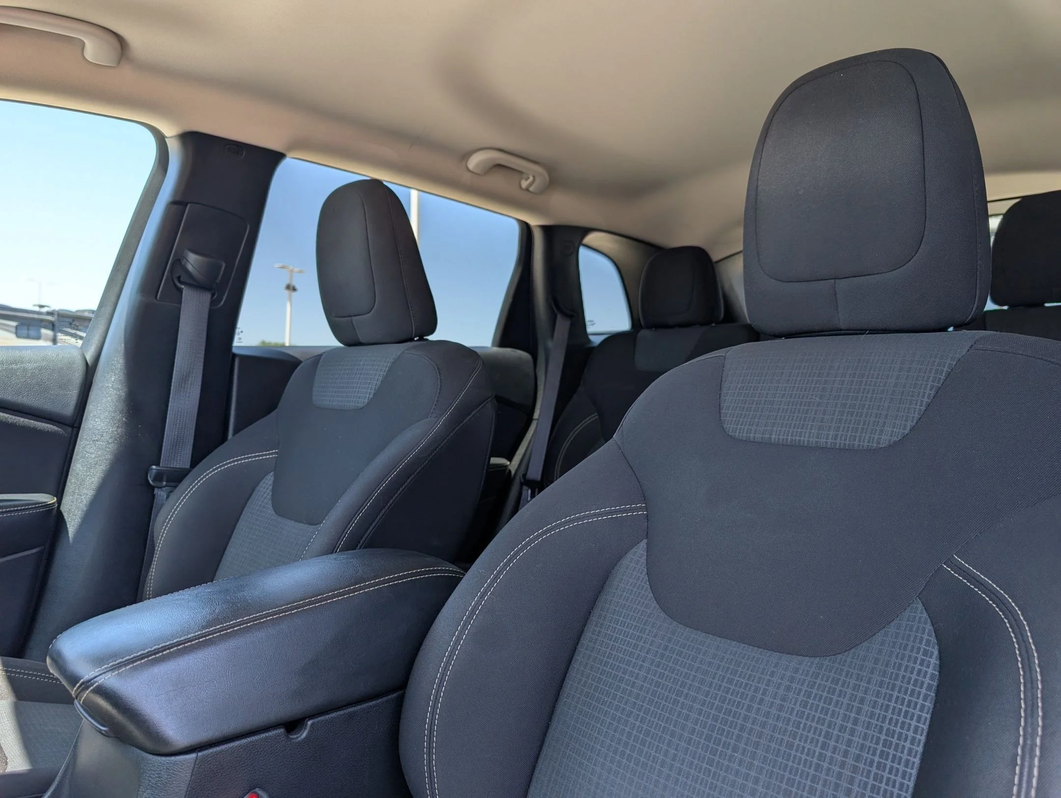 Used 2017 Granite Crystal Metallic Clearcoat Jeep Latitude image 24