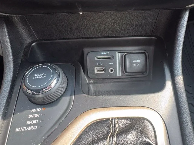 Used 2016 Silver Jeep Limited image 28