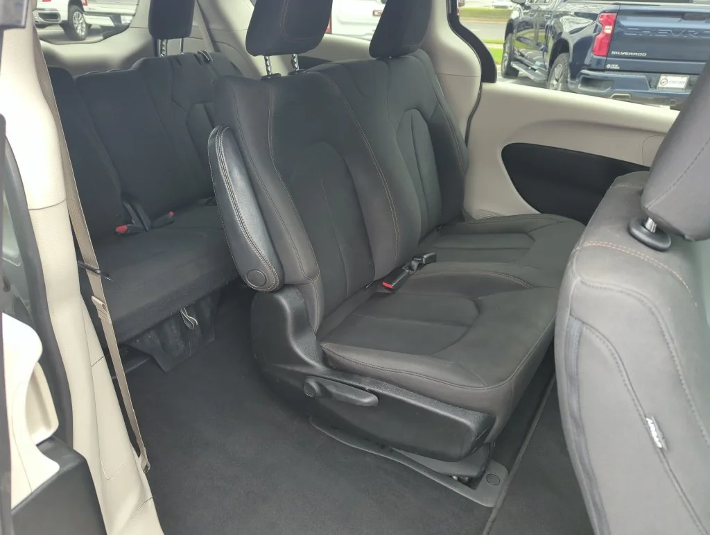 Used 2018 Silver Chrysler L image 28