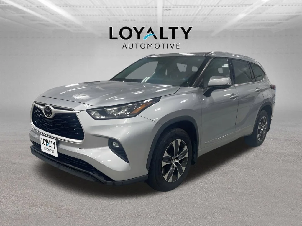 Used 2020 Silver Toyota XLE image 1