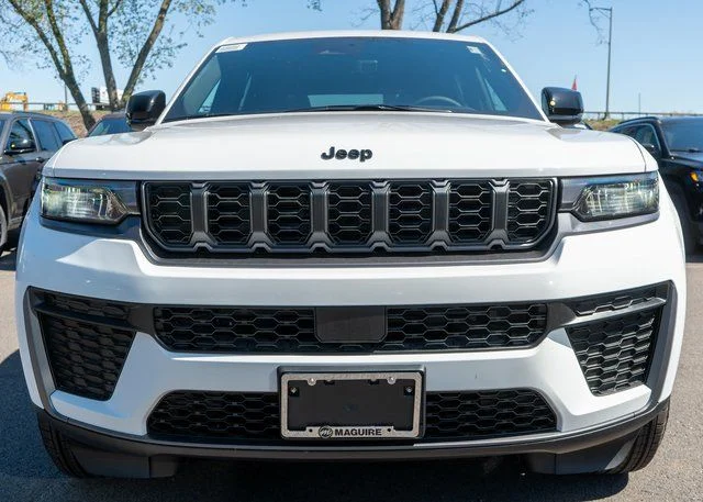 New 2026 Bright White Clear-Coat Exterior Paint Jeep Laredo Altitude image 3