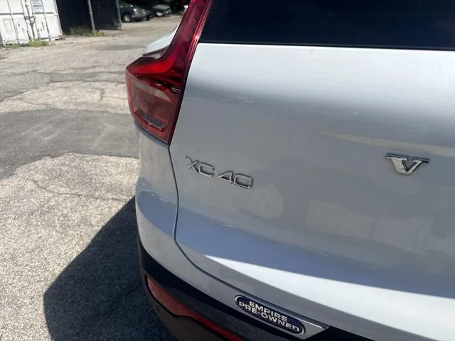Used 2021 White Volvo R-Design image 7