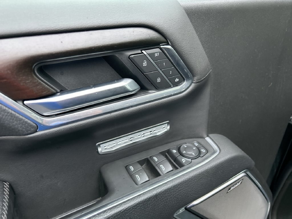 Used 2025 Onyx Black GMC Denali image 26