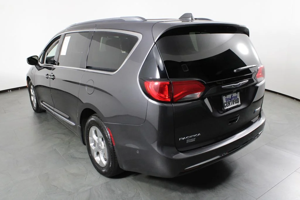 Used 2018 Gray Chrysler Limited image 3