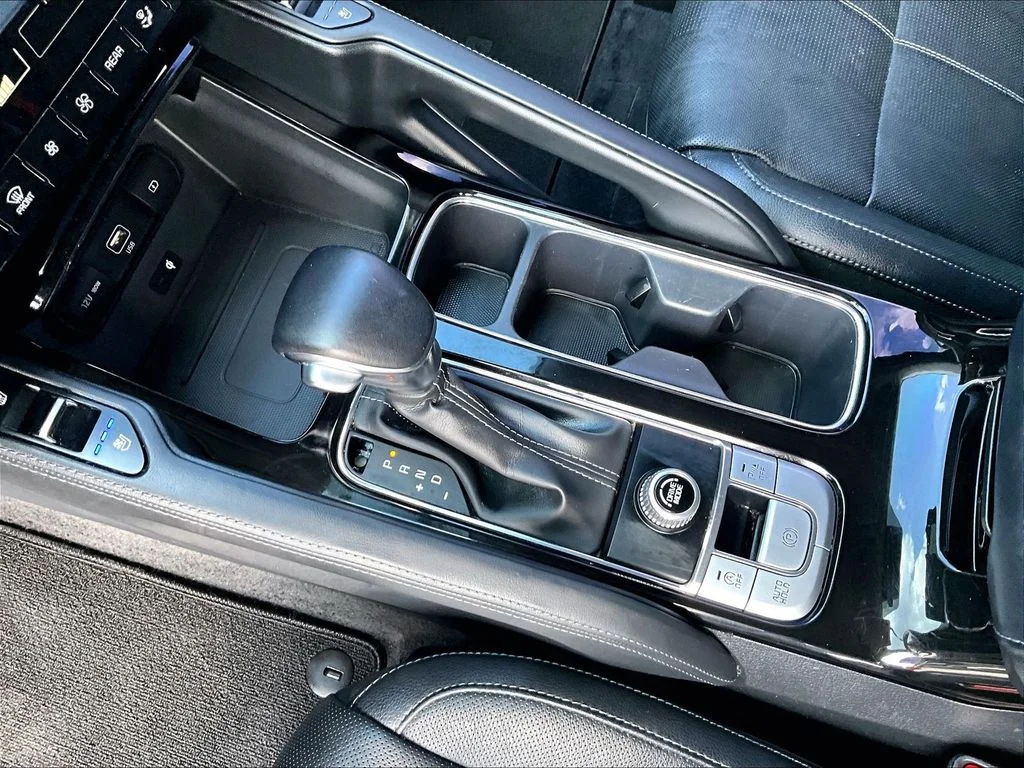 Used 2022 Green Kia EX image 16