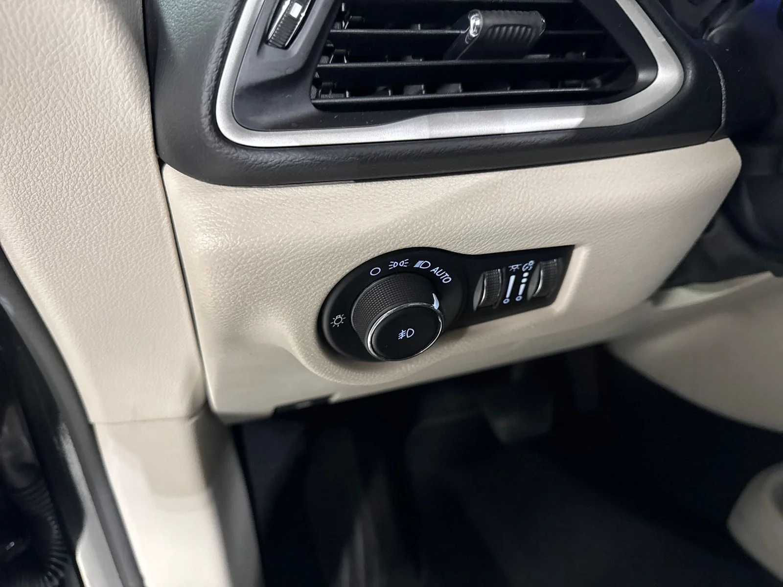 Used 2023 Black Chrysler Touring L image 18