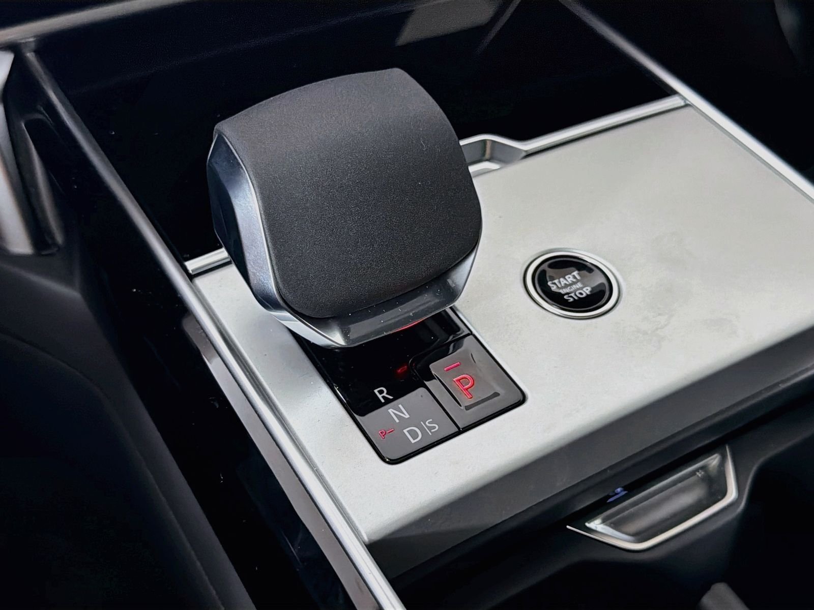 New 2026 Fuji White LAND ROVER SE 7 Seats image 16