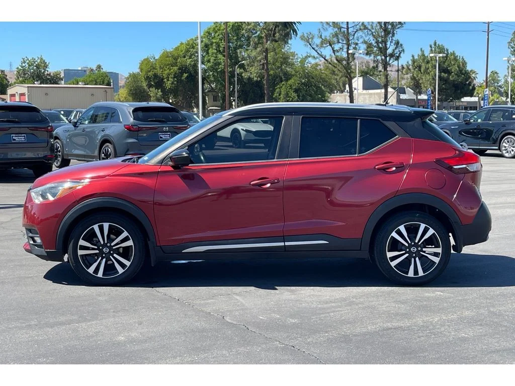 Used 2018 Cayenne Red/Super Black Nissan SR image 3