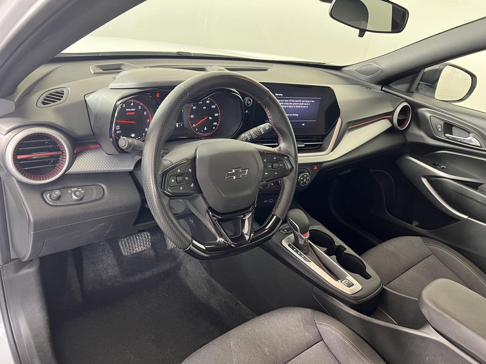 Used 2025 Summit White Chevrolet 1RS image 4