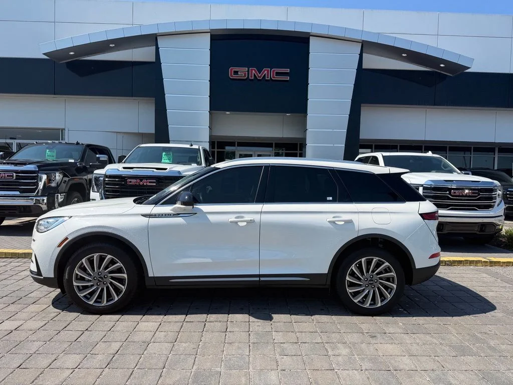 Used 2023 White Lincoln Reserve image 1