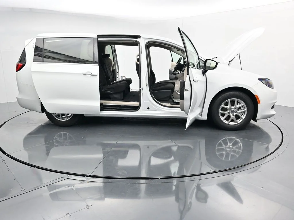 Used 2023 White Chrysler LX image 40