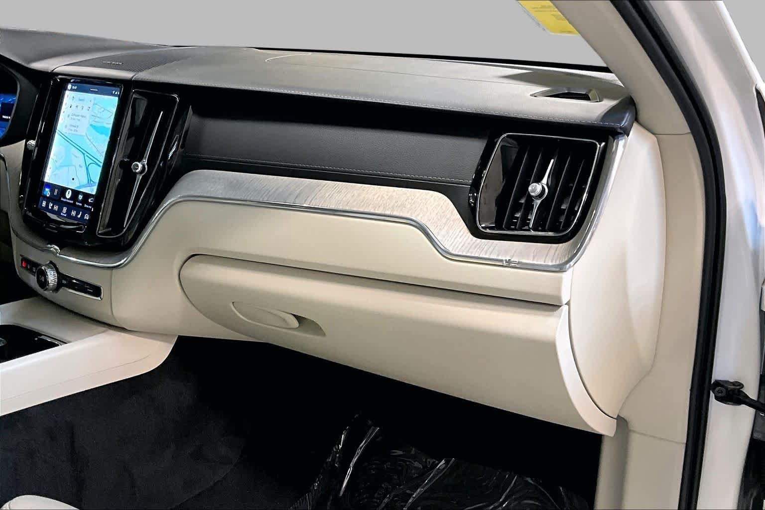 Used 2023 Crystal White Metallic Volvo Ultimate Dark Theme image 18