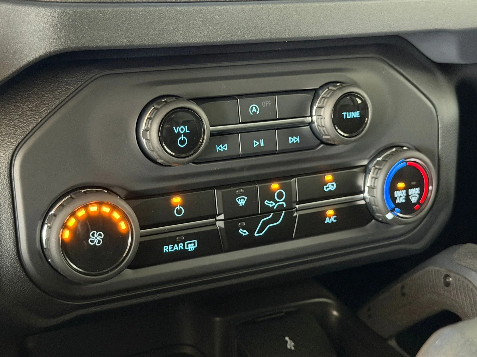New 2026 Avalanche Gray Ford Badlands image 25