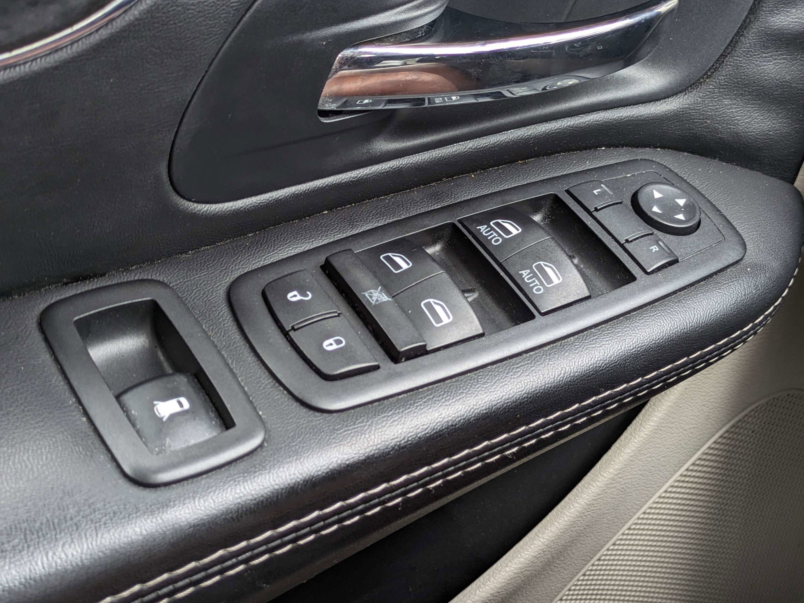 Used 2014 Silver Chrysler Touring image 26