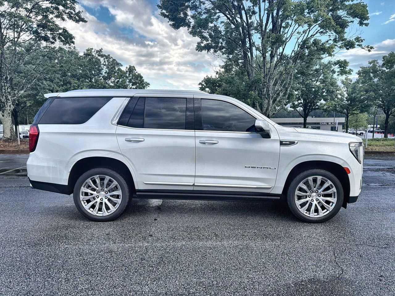 Used 2022 White Frost Tricoat GMC Denali image 9