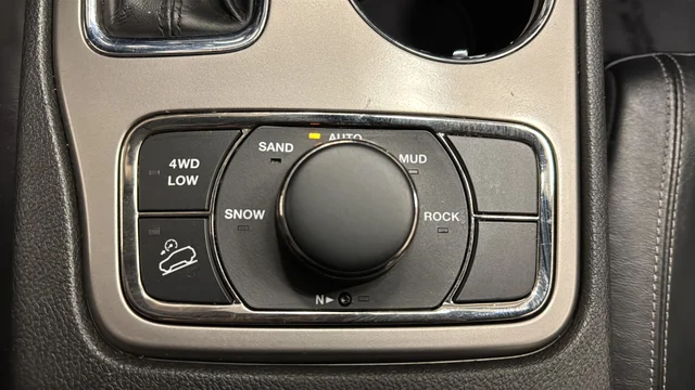 Used 2021 Crystal Metallic Jeep Limited image 31
