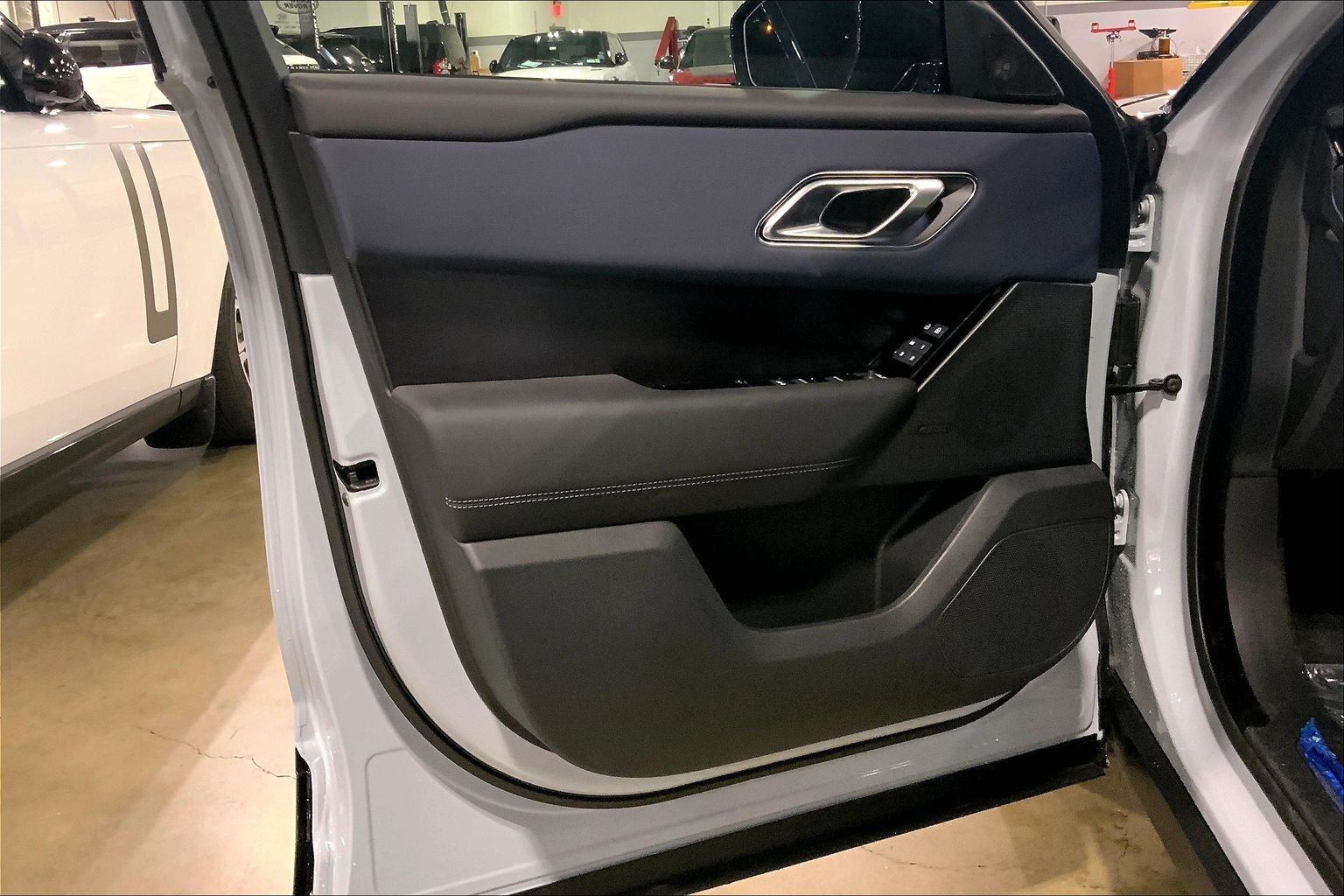 New 2026 Arroios Grey Land Rover P250 Base image 10