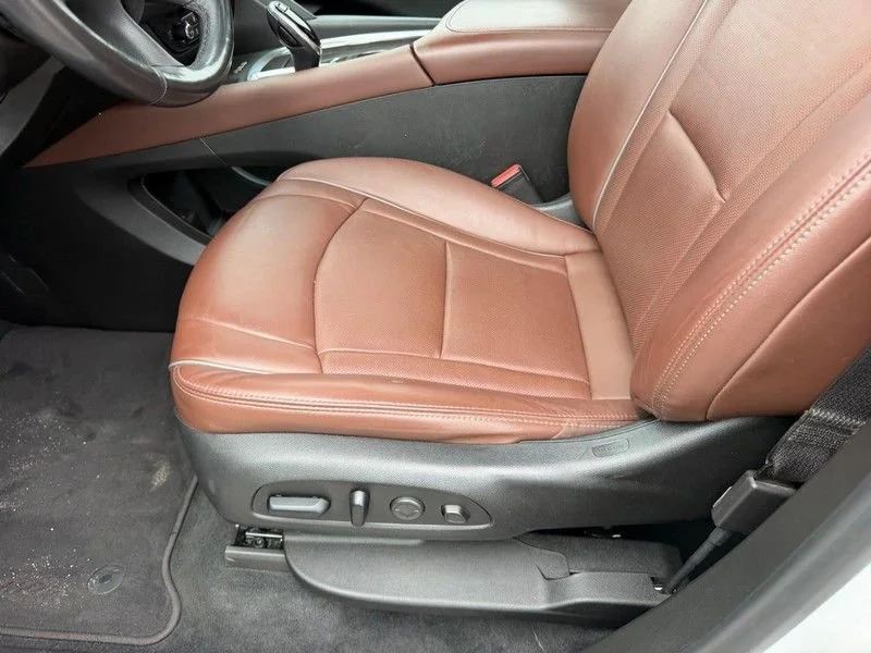 Used 2021 WHITE FROST TRICOAT Buick Avenir image 22