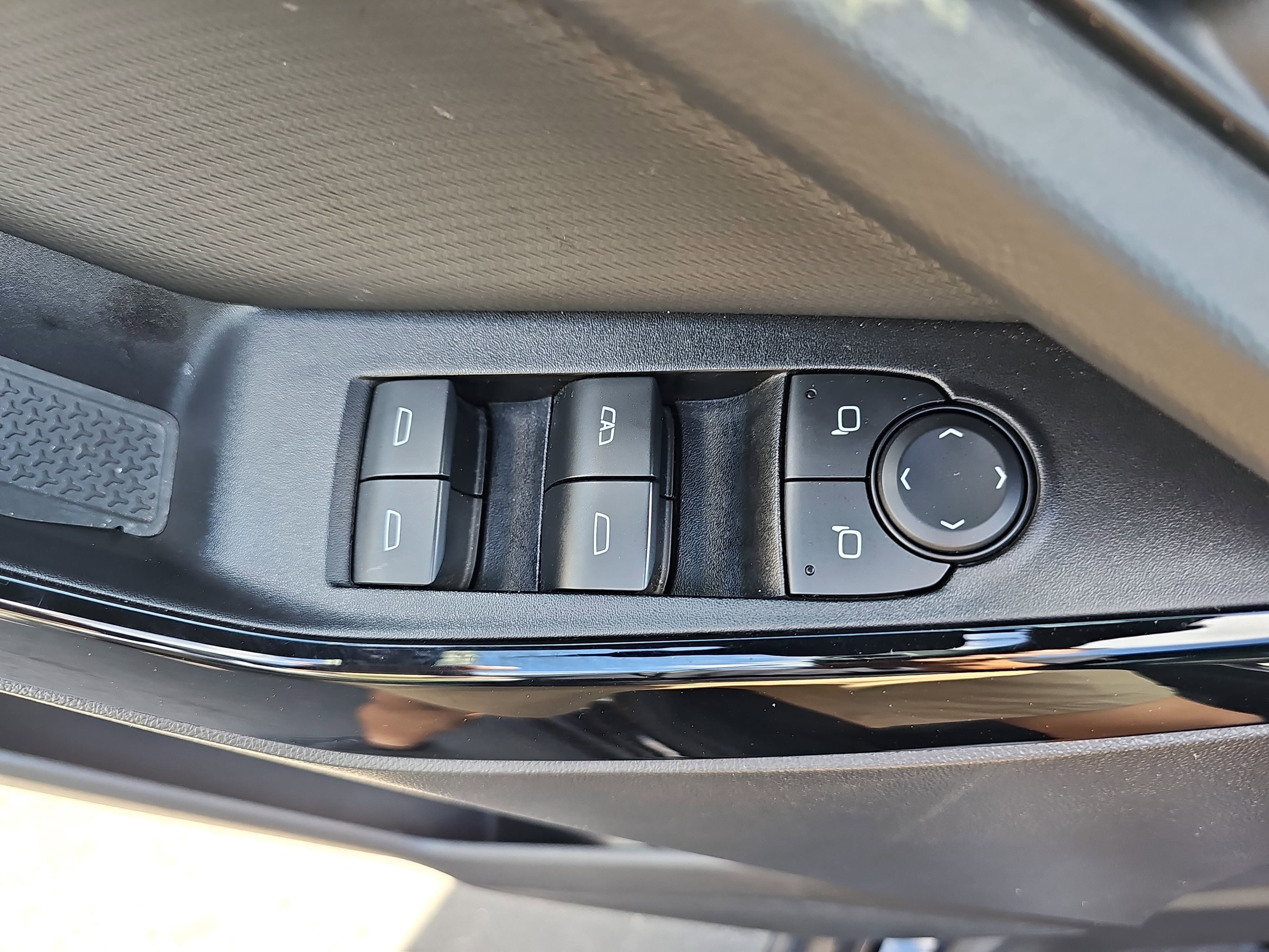 2025 Chevrolet Equinox LT - Photo 28