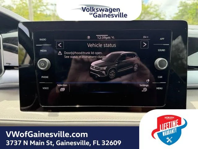 Certified Used 2025 Pyrite Silver Metallic Volkswagen SE image 24