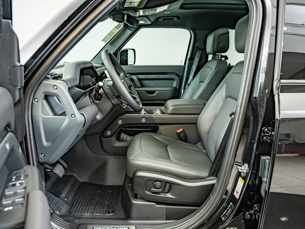 New 2026 Santorini Black Land Rover X-Dynamic SE image 32